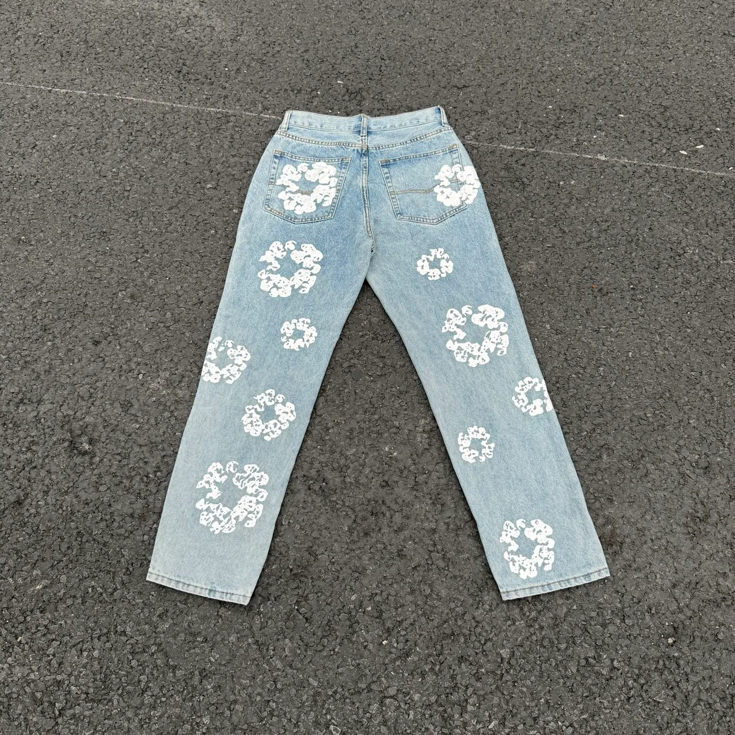 #8197 P220💰 DENIM TEARS Kapok American niche brand printed washed straight jeans. Produced by a major washed factory. Full of high-end feel. Knee part destroyed design with patchwork design. Already used as facade design. Leather waist nameplate. The focus of this style is not on washing, but on the destroyed shape and version. The secret lies in the craftsmanship of the master. The cost of post-production grinding, machining, knife cutting, etc. is far beyond comparison with assembly line products. Color: black, blue, gray. Size: 28-36 (corresponding to S-XXL)